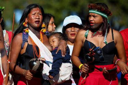 Acampadas desde el fin de semana en la capital, las participantes avanzaron por la mañana ataviadas de plumas y portando arcos, flechas, lanzas e instrumentos musicales como maracas por la Explanada de los Ministerios, que lleva hasta el Congreso y el palacio presidencial de Planalto.