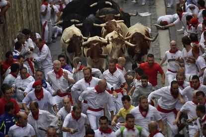 Los toros de la ganaderia salmantina de Puerto de San Lorenzo han protagonizado el primer encierro de estos Sanfermines 2018.