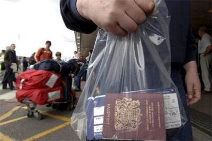 Un pasajero en el aeropuerto londinense de Heathrow acarrea una bolsa de plástico como equipaje de mano.