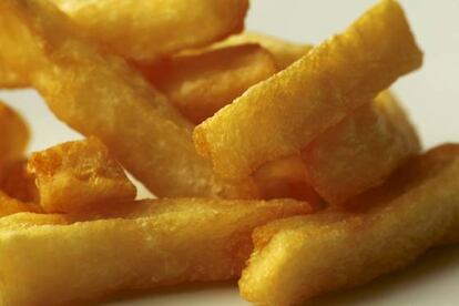 Batatas cortadas à mão, mimadas, bem fritas, sem óleo escorrendo