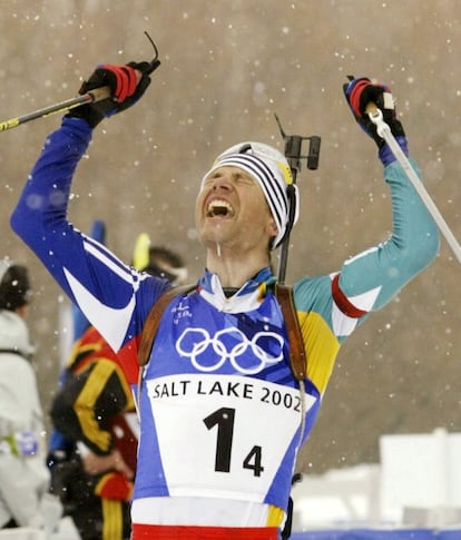 Bjoerndalen cruza ganador la meta de la prueba masculina de 4 x 7,5 km de biatlón, consiguiendo el oro para Noruega en los Juegos Olímpicos de Invierno de Salt Lake City, en 2002.