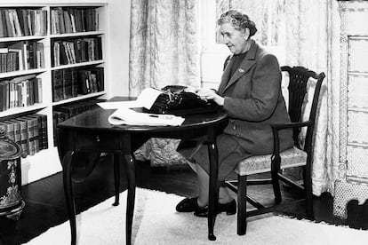 Agatha Christie. "Supongo que debido a que casi todos los niños acuden a la escuela hoy en día y lo tienen todo organizado parecen tan tristemente incapaces de producir sus propias ideas", sentenció la escritora británica. La creadora de Hércules Poirot y Miss Marple fue educada en casa por su padre, el estadounidense Frederick Alvah Miller, hasta que este falleció cuando ella, la menor de sus tres hijos, tenía solo 11 años. Aunque sus hermanos sí fueron escolarizados, Agatha, que era una niña tímida y tenía problemas de dislexia y disgrafia, recibió una formación diferente y fue autodidacta en algunos campos, como el de la lectura: su madre no quería que aprendiera a leer hasta los 8 años, pero ella ya sabía hacerlo a los 5, y empezó a defenderse en francés gracias a las temporadas que su familia pasó en ese país. No fue hasta los 15 años, al viajar a París para estudiar música, cuando comenzó su educación formal. A los 18 ya escribía y publicaba sus primeros relatos. En la imagen, ante la máquina de escribir en su casa de Devonshire en 1946.