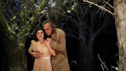 Jose Coronado, con Olivia Delcan en la obra 'Ushuaia', en el Teatro Español de Madrid.