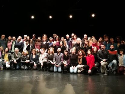 Artistas y participantes de Surge 2018 posan durante la presentación de la programación este lunes en la sala Pradillo.