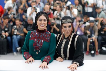 En el photocall de la película 'Lerd' posan las actrices Soudabeh Beizaee (i) y Nasim Adabi, en la 70 edición del Festival de Cine.