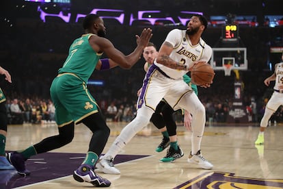 Anthony Davis, jugador de los Lakers, tratando de lanzar el balón en un partido contra los Boston Celtics celebrado el pasado 23 de febrero en Los Ángeles.