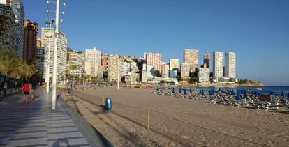 La playa de Levante de Benidorm, vacía de turistas, este domingo.
 