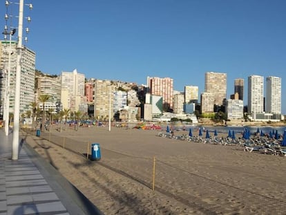 La playa de Levante de Benidorm, vacía de turistas, este domingo.
 