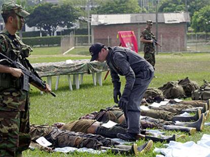 Soldados colombianos ante los cadáveres de los guerrilleros de AUC