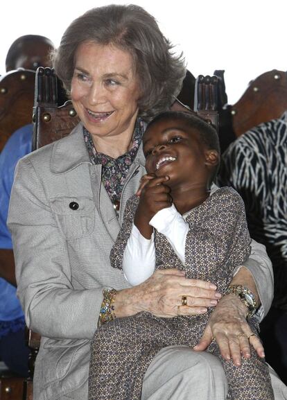 La Reina sostiene en brazos a un niño huérfano de la Casa do Gaiato, durante la visita que ha realizado al centro infantil en el municipio de Namaacha, (Mozambique).