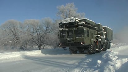 Un vehículo ruso de radar del sistema de misiles tierra-aire S-400 Triumph se dirige hacia Bielorrusia para unirse a maniobras militares, el viernes.