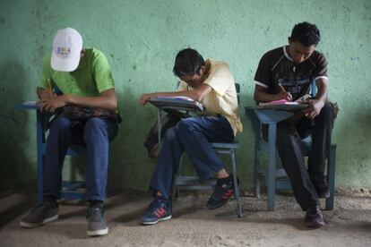 Tres estudiantes realizan las tareas en un aula del antiguo consultorio de San Bernardino.