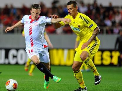 Gameiro con el balon frente a Arghus del Maribor. 