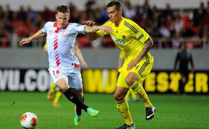 Gameiro con el balon frente a Arghus del Maribor. 