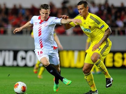 Gameiro con el balon frente a Arghus del Maribor. 