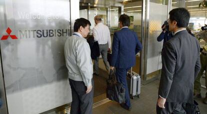 Funcionarios del Ministerio de Transporte, a su llegada a una oficina de Mitsubishi en Okazaki.