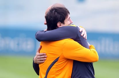 Messi abraza a Guardiola antes del entrenamiento de ayer