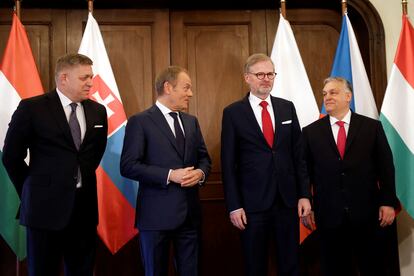Desde la izquierda, los primeros ministros de Eslovaquia, Robert Fico; Polonia, Donald Tusk; República Checa, Petr Fiala, y Hungría, Viktor Orbán, el pasado día 27 en una reunión del Grupo de Visegrado en Praga.