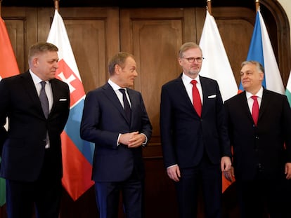 Desde la izquierda, los primeros ministros de Eslovaquia, Robert Fico; Polonia, Donald Tusk; República Checa, Petr Fiala, y Hungría, Viktor Orbán, el pasado día 27 en una reunión del Grupo de Visegrado en Praga.