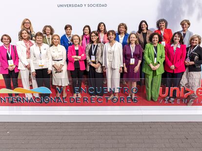 Veinte de las 23 rectoras de universidades españolas posan este lunes en la Universidad Politécnica de Valencia, donde se celebra el encuentro internacional Universia 2023.