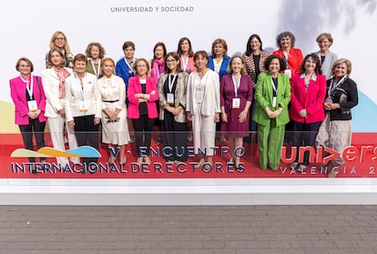 Veinte de las 23 rectoras de universidades españolas posan este lunes en la Universidad Politécnica de Valencia, donde se celebra el encuentro internacional Universia 2023.