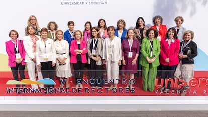 Veinte de las 23 rectoras de universidades españolas posan este lunes en la Universidad Politécnica de Valencia, donde se celebra el encuentro internacional Universia 2023.