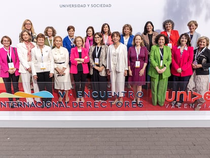 Veinte de las 23 rectoras de universidades españolas posan este lunes en la Universidad Politécnica de Valencia, donde se celebra el encuentro internacional Universia 2023.