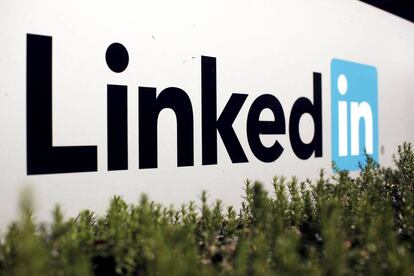 El logo de LinkedIn en la sede de California.