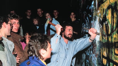 Berlineses derriban a martillazos en 1989 el muro que dividía la ciudad.
