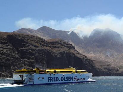 El ferry de Fred Olsen sale del puerto de Las Nieves, en Agete,