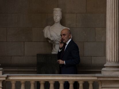El concejal del PP Daniel Sirera habla por teléfono antes del acto de investidura de Jaume Collboni, candidato del PSC, como alcalde de Barcelona, el 17 de junio de 2023.