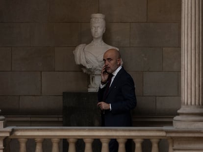 El concejal del PP Daniel Sirera habla por teléfono antes del acto de investidura de Jaume Collboni, candidato del PSC, como alcalde de Barcelona, el 17 de junio de 2023.