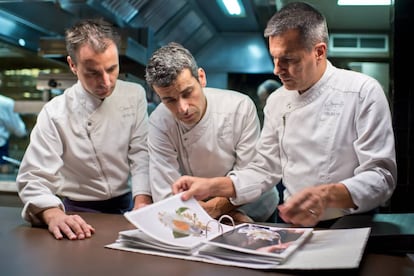 Los tres cocineros del restaurante Disfrutar, en Barcelona: Oriol Castro, Eduard Xatruch y Mateu Casañas.