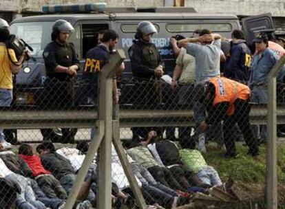 Aficionados del River Plate detenidos por la policía.