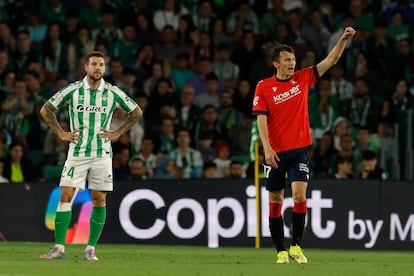 Budimir celebra su gol ante la desolación del bético Aitor Ruibal. 