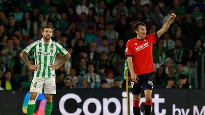 Budimir celebra su gol ante la desolación del bético Aitor Ruibal.