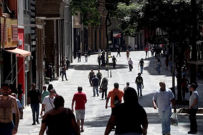 Várias pessoas caminham pelo centro de São Paulo na segunda-feira, 6 de abril.