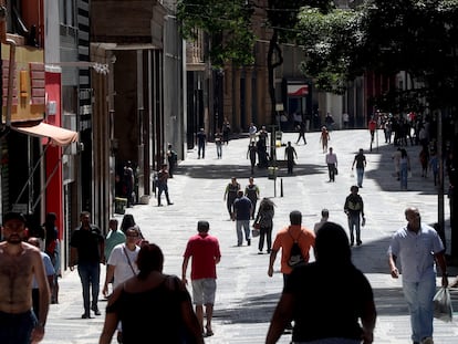 Várias pessoas caminham pelo centro de São Paulo na segunda-feira, 6 de abril.