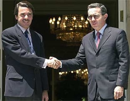 José María Aznar recibe en el Palacio de la Moncloa al presidente electo de Colombia, Álvaro Uribe (derecha).