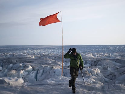 Bandeira para identificar uma posição GPS no glaciar Helheim, na Groenlândia.
