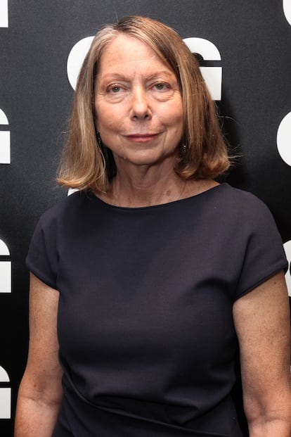 Jill Abramson, ex directora de The New York Times.

Entre las múltiples teorías que planearon sobre el despido de la que fue la primera mujer en dirigir el emblemático rotativo, el motivo más repetido fue que se debió a una discusión por descubrir que cobraba una cifra sustancialmente inferior a la de los antiguos editores. "No quiero que el hecho de que me despidieran se traduzca en una lección negativa para mujeres jóvenes. Quiero que tengan ambición en sus carreras, pero también les diría que tienen que ser fieles a sí mismas. No puedes triunfar si tienes una voz interior que constantemente está cuestionando si estás siendo demasiado trepa, o demasiado mandona, o demasiado asertiva. Yo soy consciente de que el hecho de que yo fuera fiel a mí misma pudo haber sido un factor decisivo en que finalmente me despidieran", contó en esta entrevista a El País Semanal.