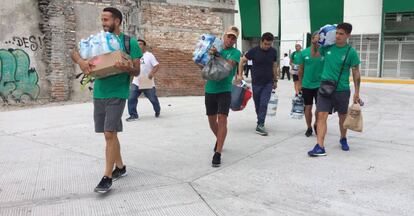 El plantel del conjunto 'cañero' durante la repartición de víveres