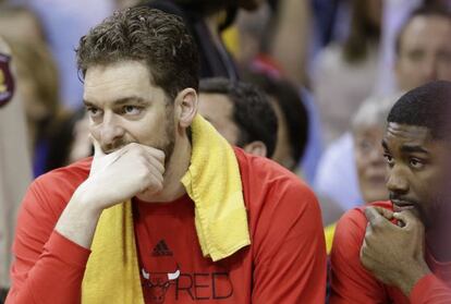Pau Gasol, en el banquillo, durante el Bulls-Cavs.