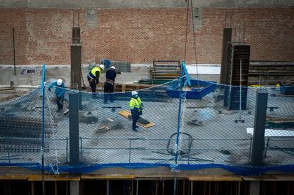 Trabajadores en un edificio en construcción en Madrid.