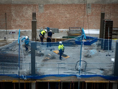 Trabajadores en un edificio en construcción en Madrid.