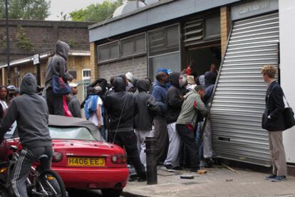 Un grupo de jóvenes saquea una tienda en el barrio londinense de Hackney.