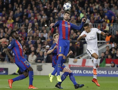 Gerard Piqué, del Barcelona, golpea el balón de cabeza.