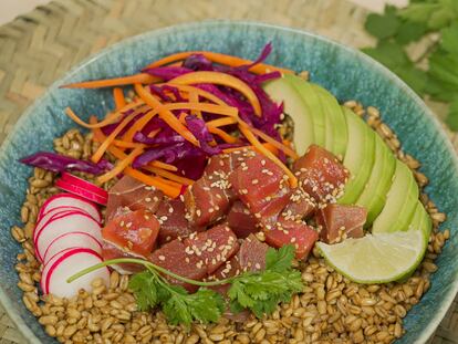 Poké de atún marinado y granos de avena