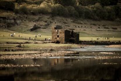 Restos de un molino en el fondo del embalse.