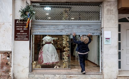 Una tienda valenciana reabre tras su cierre por la dana.